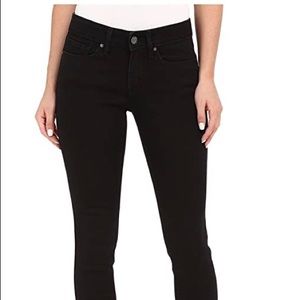 🆕NWT. Mid Rise Skinny Jeans